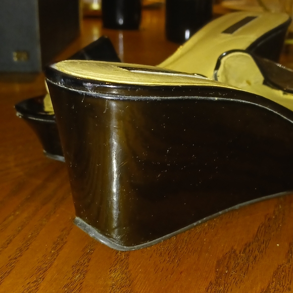 Womans size 7 patent leather wedge sandles - Picture 4 of 10